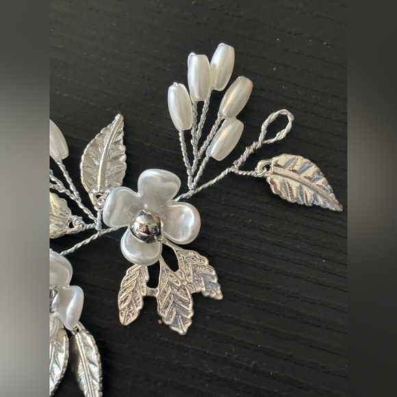 Bridal hair vine | Silver and Pearls - Picture 5 of 10